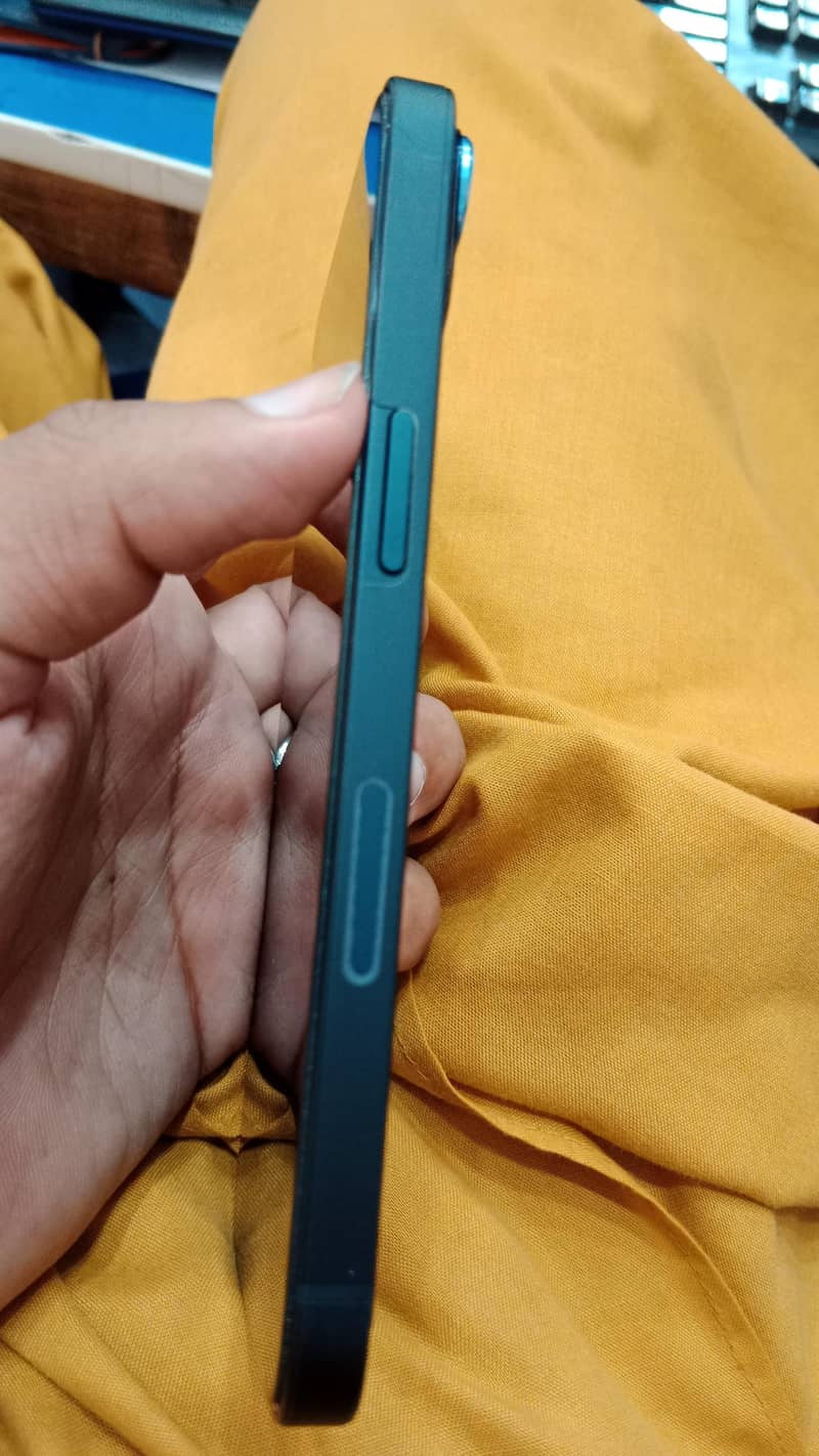 Apple iPhone 13 1