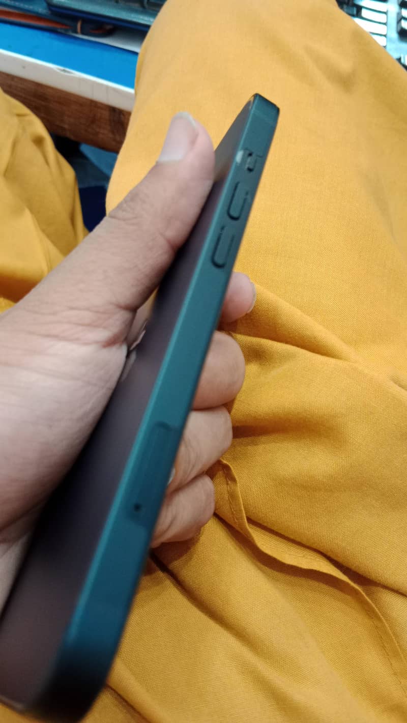 Apple iPhone 13 2