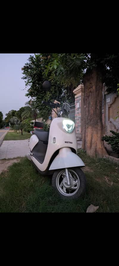 Metro M6 yadea Electric Scooty without battery