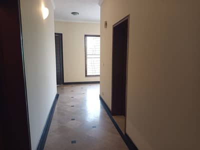 1 KANAL UPPER PORTION AVAILABLE FOR RENT IN DHA PHASE 4