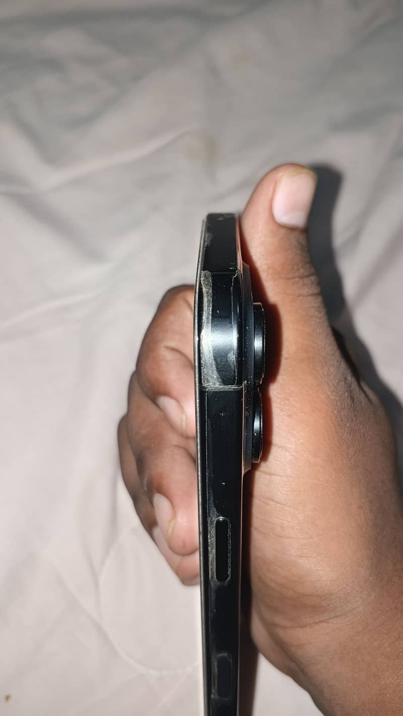 Apple iPhone 16 Pro 3