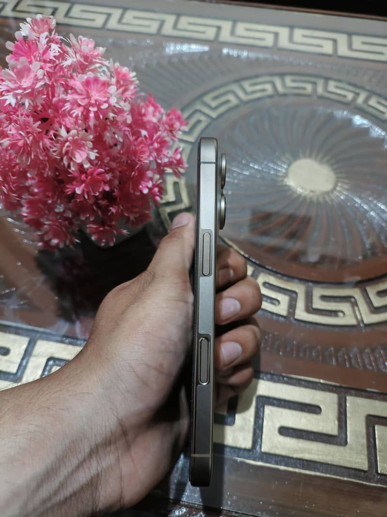 Apple iPhone 16 Pro 2