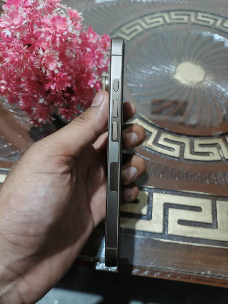 Apple iPhone 16 Pro 3