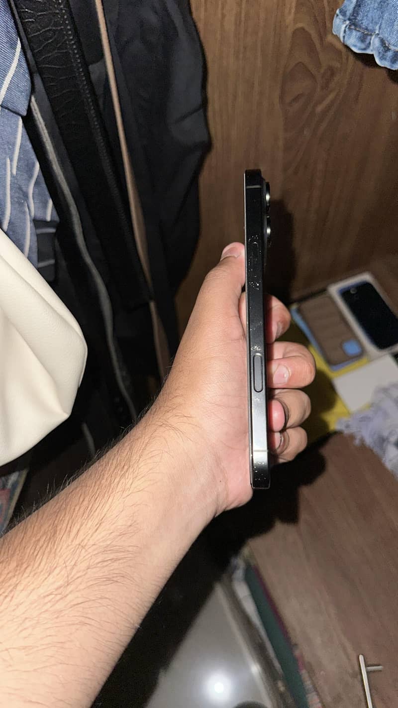 Apple iPhone 16 Pro Max 4