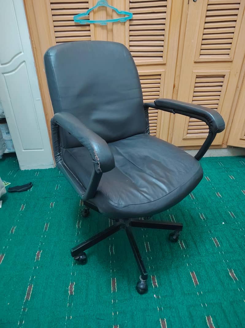 computer /study chair 0