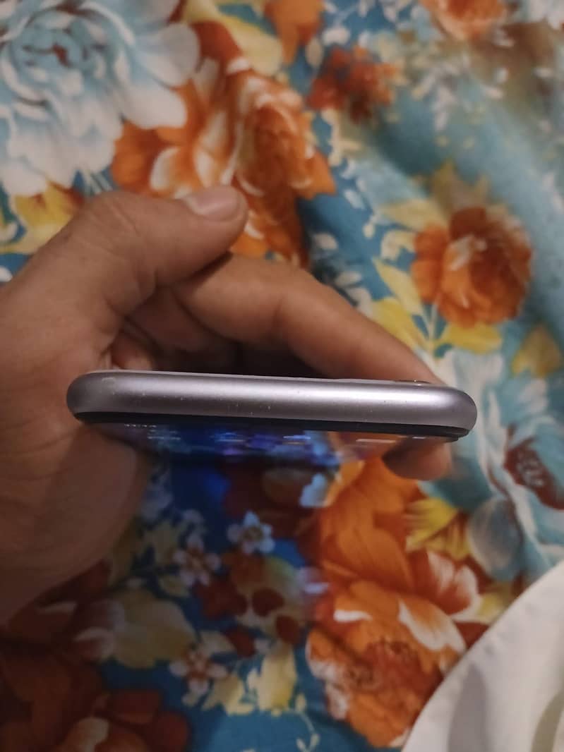 Apple iPhone 11 3