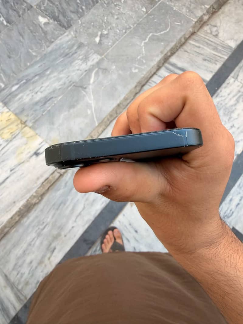 Apple iPhone 13 5