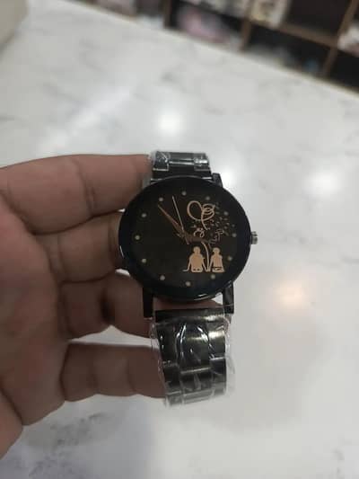 Unisex movement quartz. Water resistant a