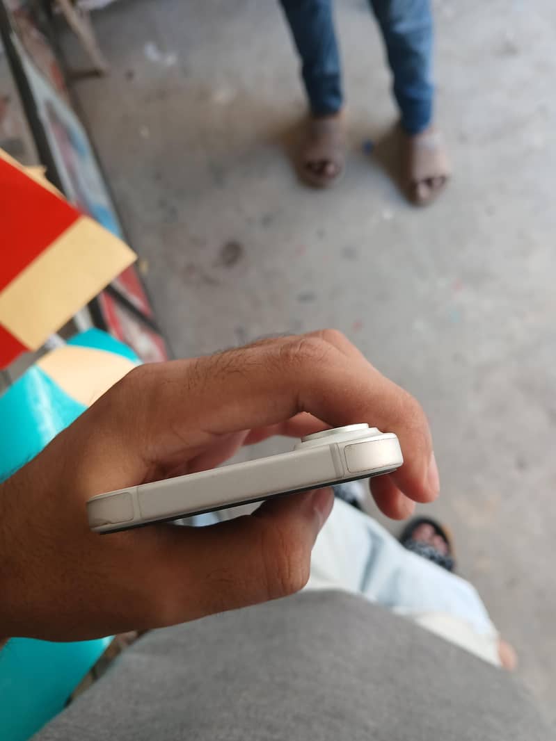 Apple iPhone 16 3