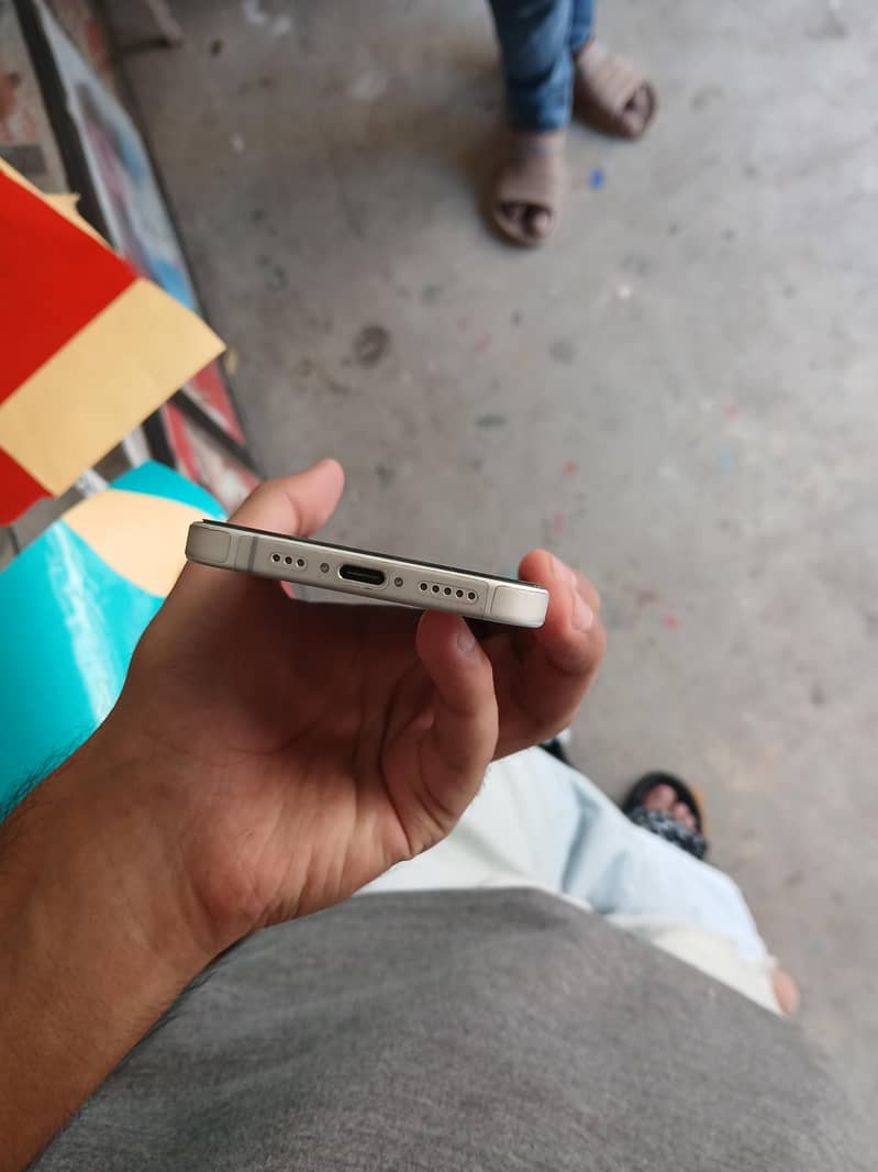 Apple iPhone 16 4
