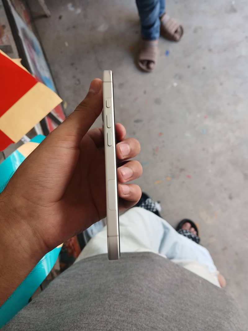 Apple iPhone 16 5