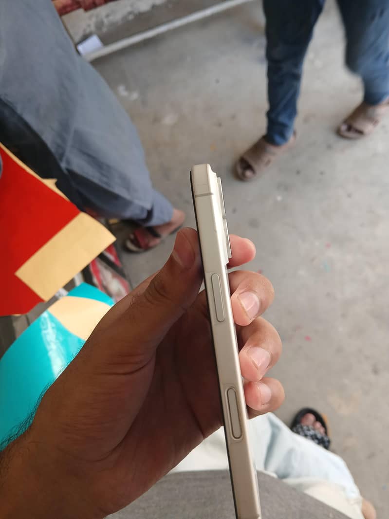 Apple iPhone 16 6