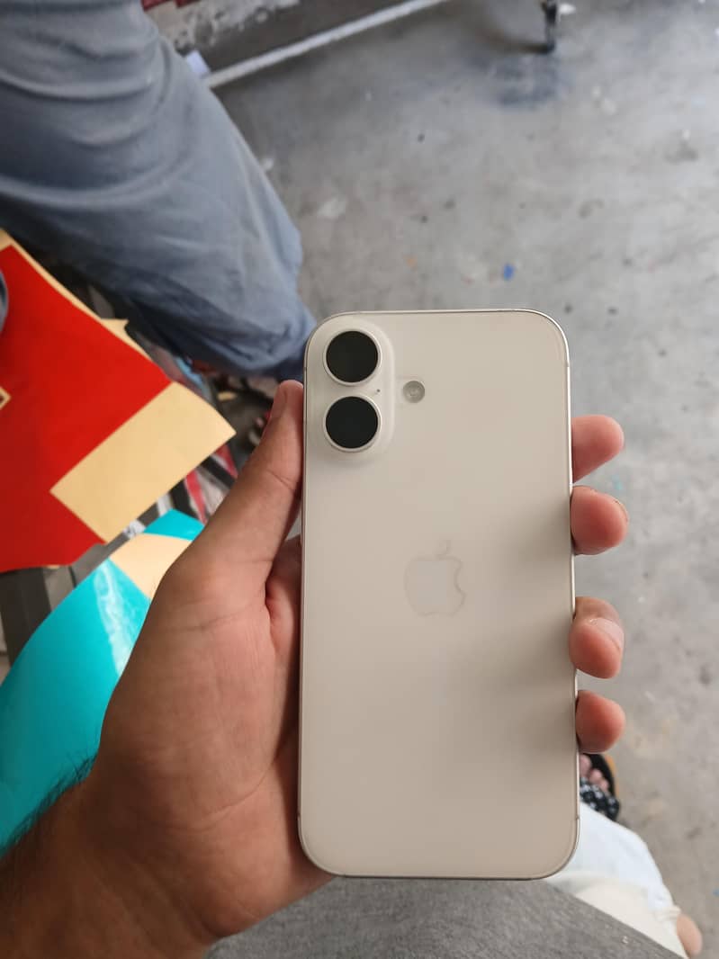 Apple iPhone 16 7