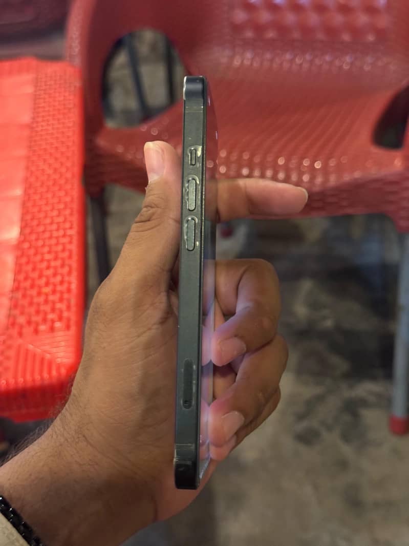 Apple iPhone 13 5