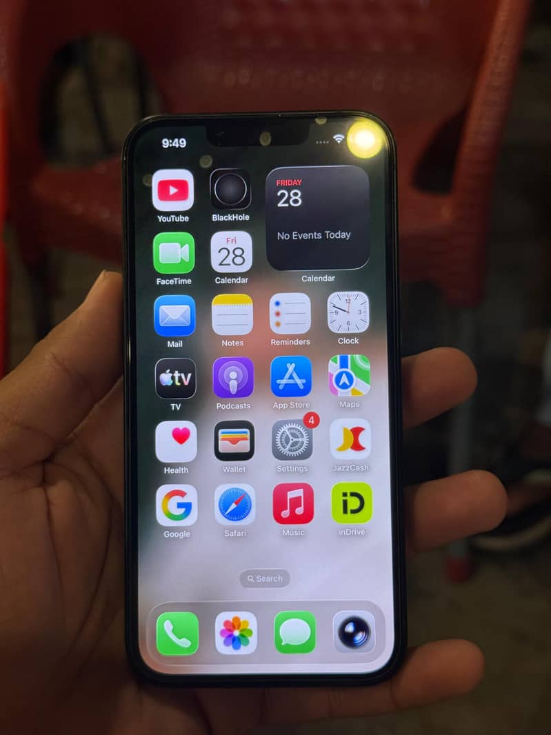 Apple iPhone 13 8
