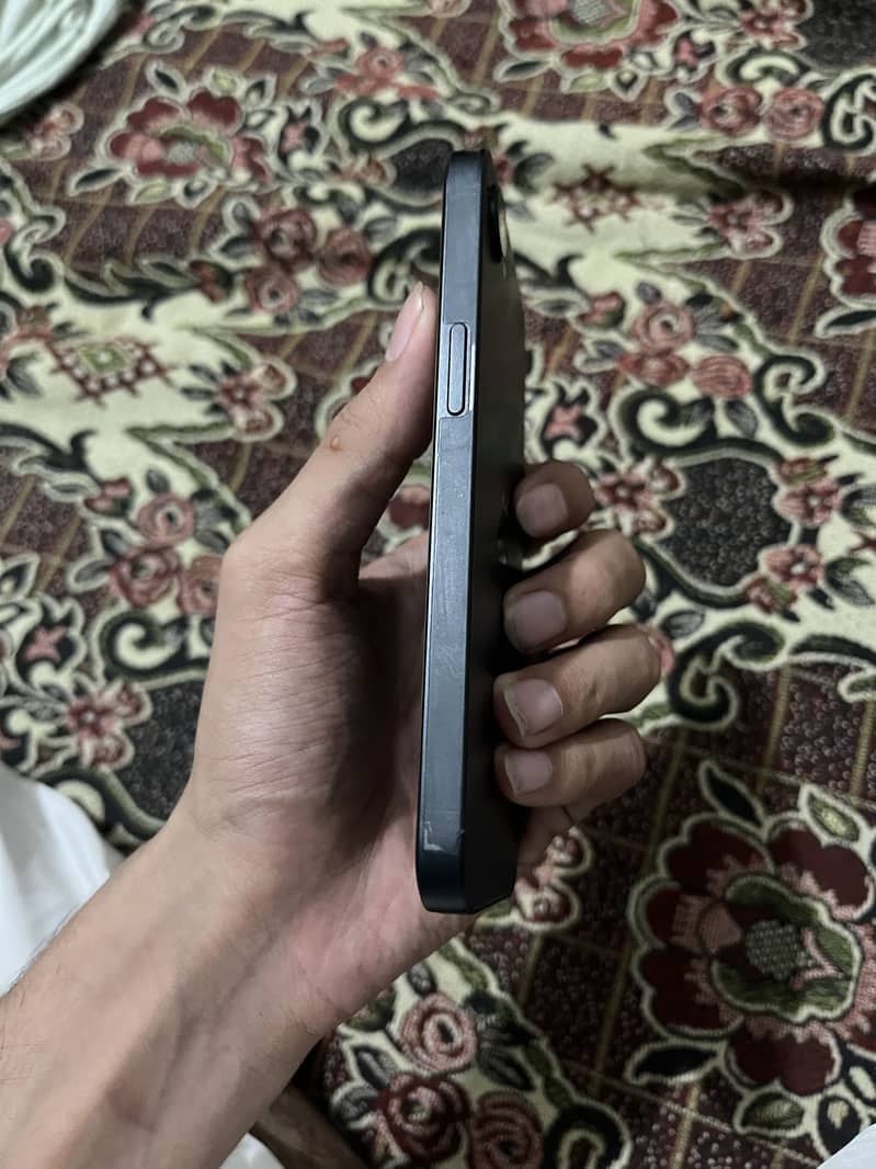 iPhone 16e 3