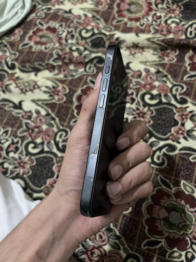 iPhone 16e 4