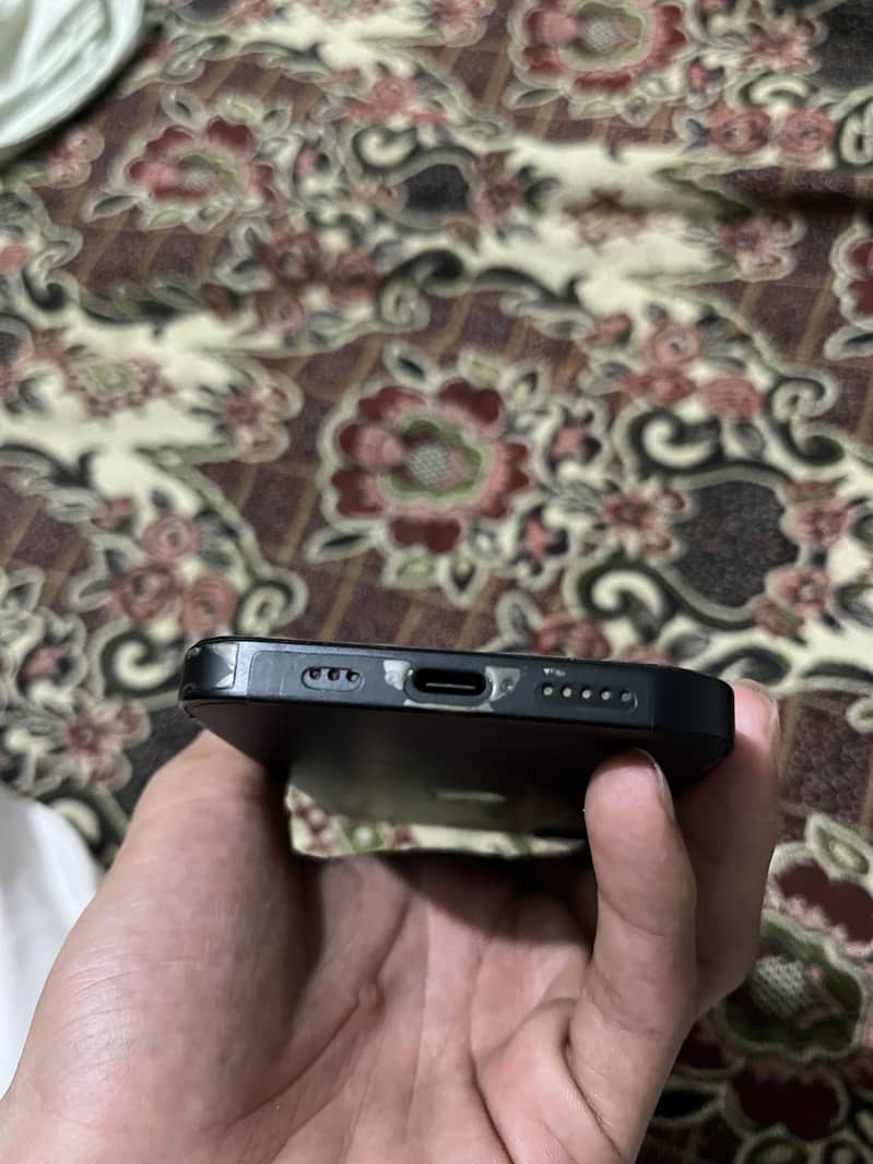 iPhone 16e 5