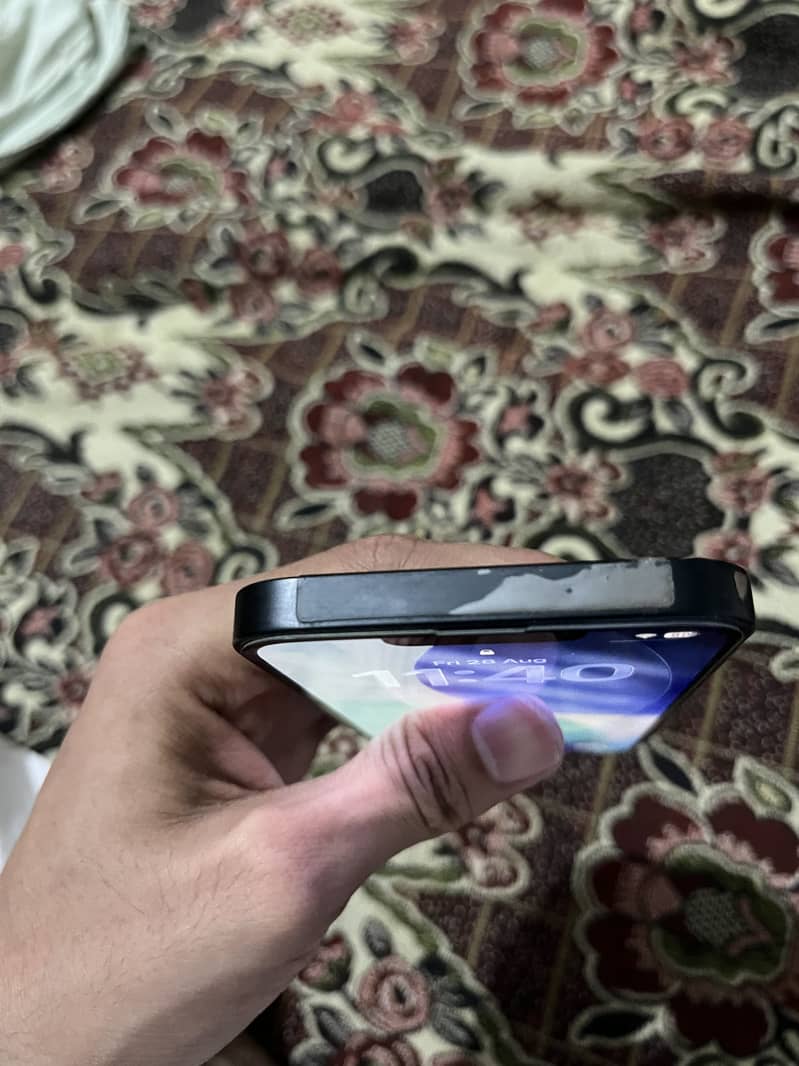 iPhone 16e 6