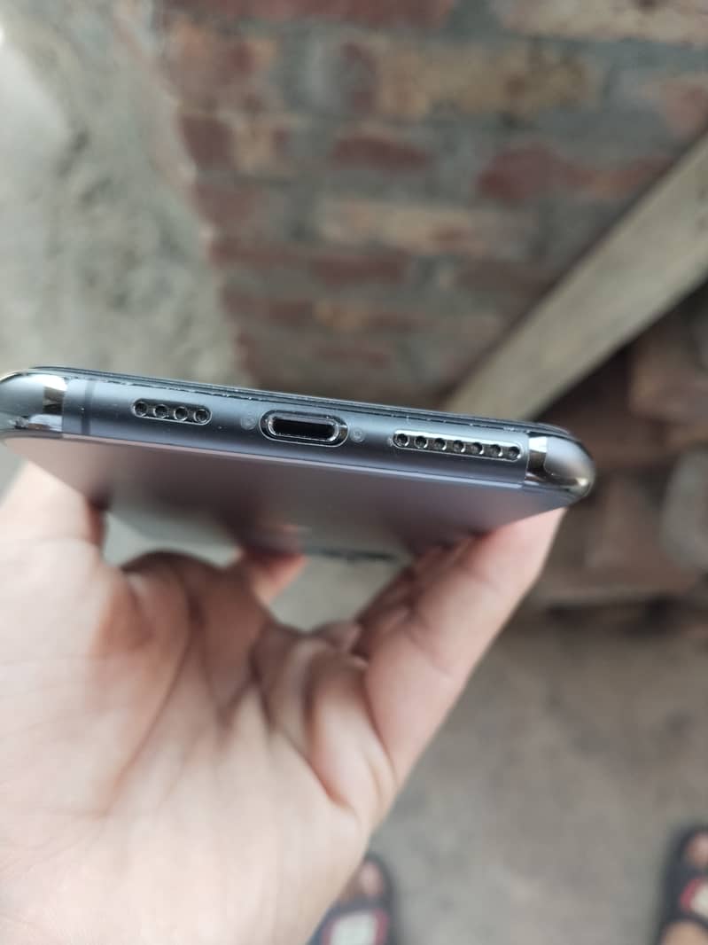 Apple iPhone 11 Pro Max 2