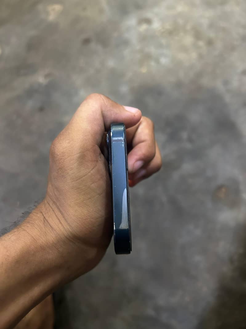Apple iPhone 13 4