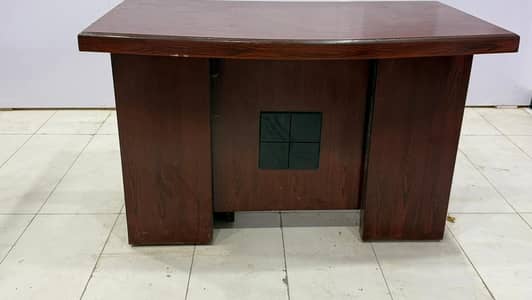 Used Like New table and 2 visitor chair