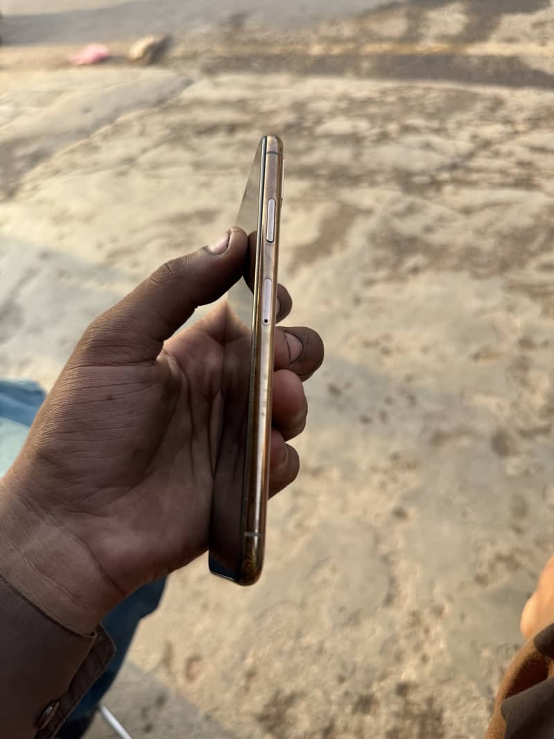 Apple iPhone XS Max 1
