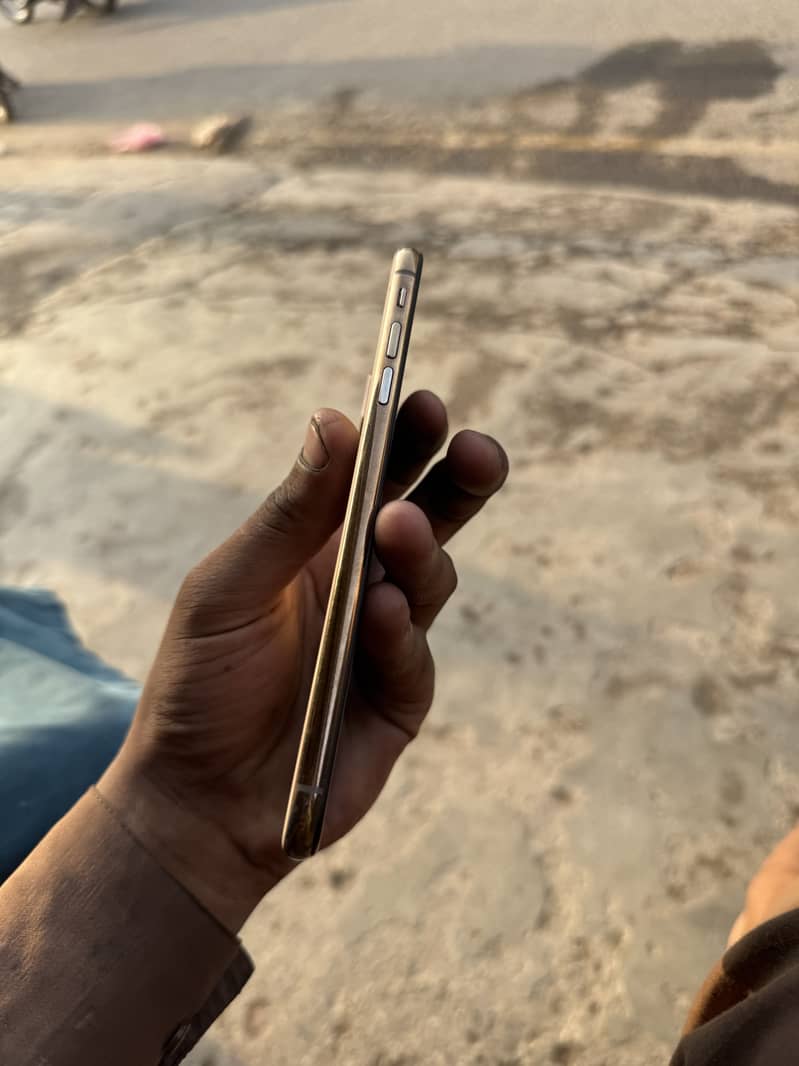 Apple iPhone XS Max 3