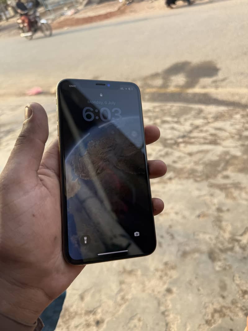 Apple iPhone XS Max 7