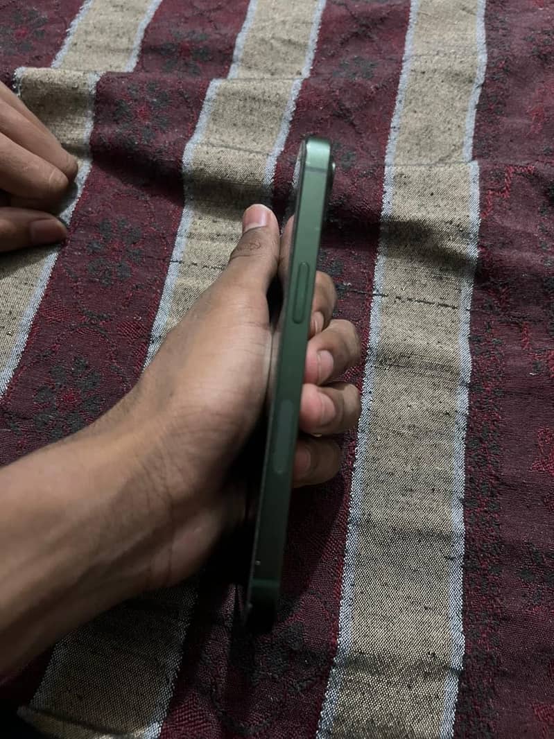 Apple iPhone 13 2
