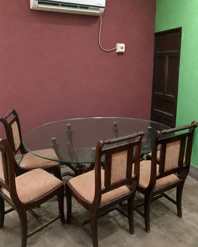 Dining Table with 6 chairs urgent sale very good condition zrorat mand