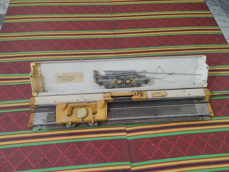 Knitting Machine - Model: Singer MOD 600 0