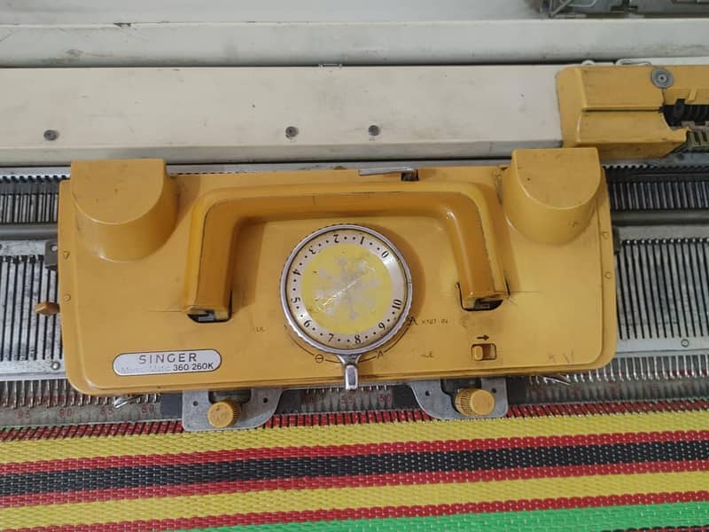 Knitting Machine - Model: Singer MOD 600 1