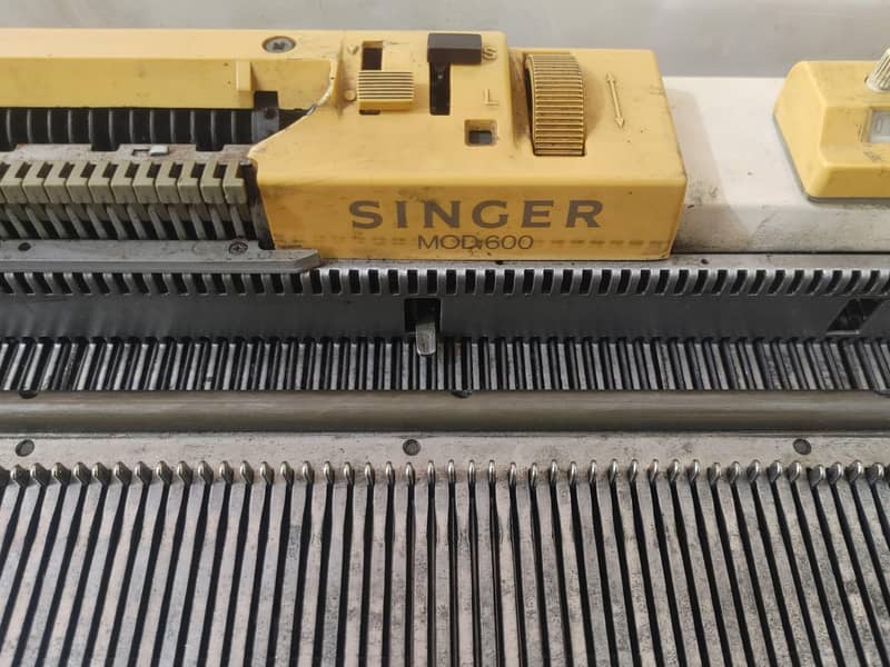 Knitting Machine - Model: Singer MOD 600 2