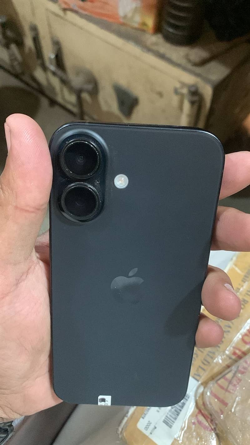 Apple iPhone 16 2
