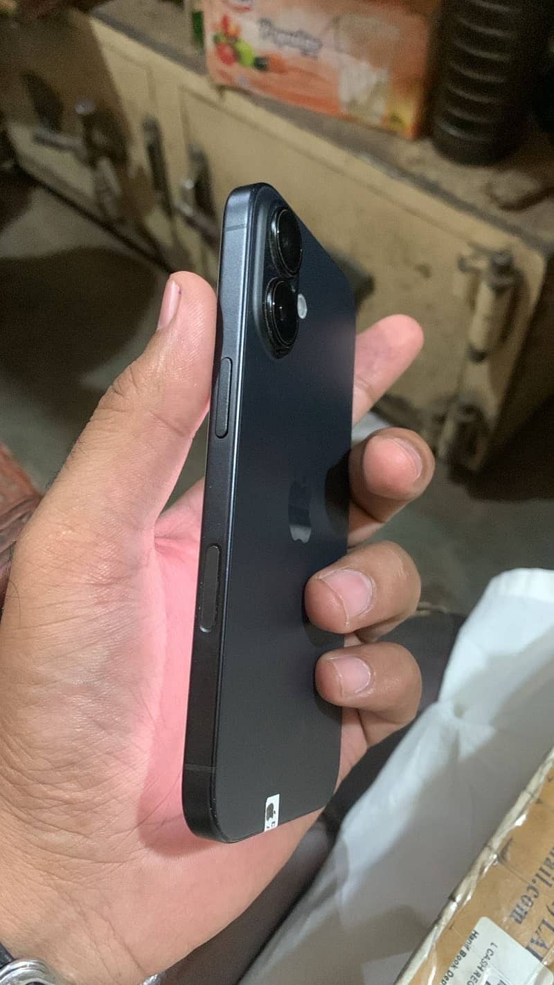 Apple iPhone 16 3