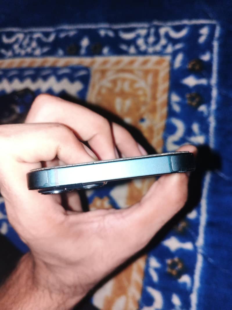 Apple iPhone 13 4