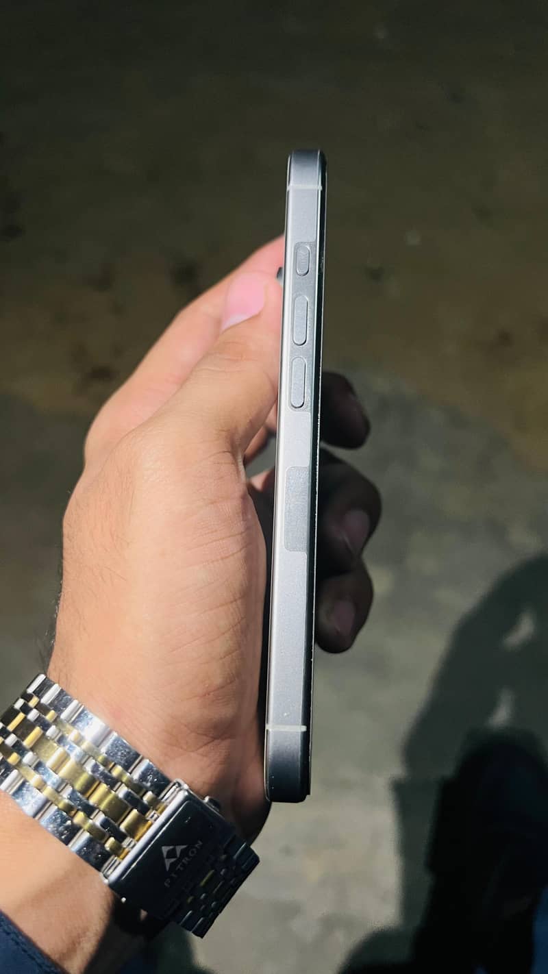 Apple iPhone 16 Pro 1