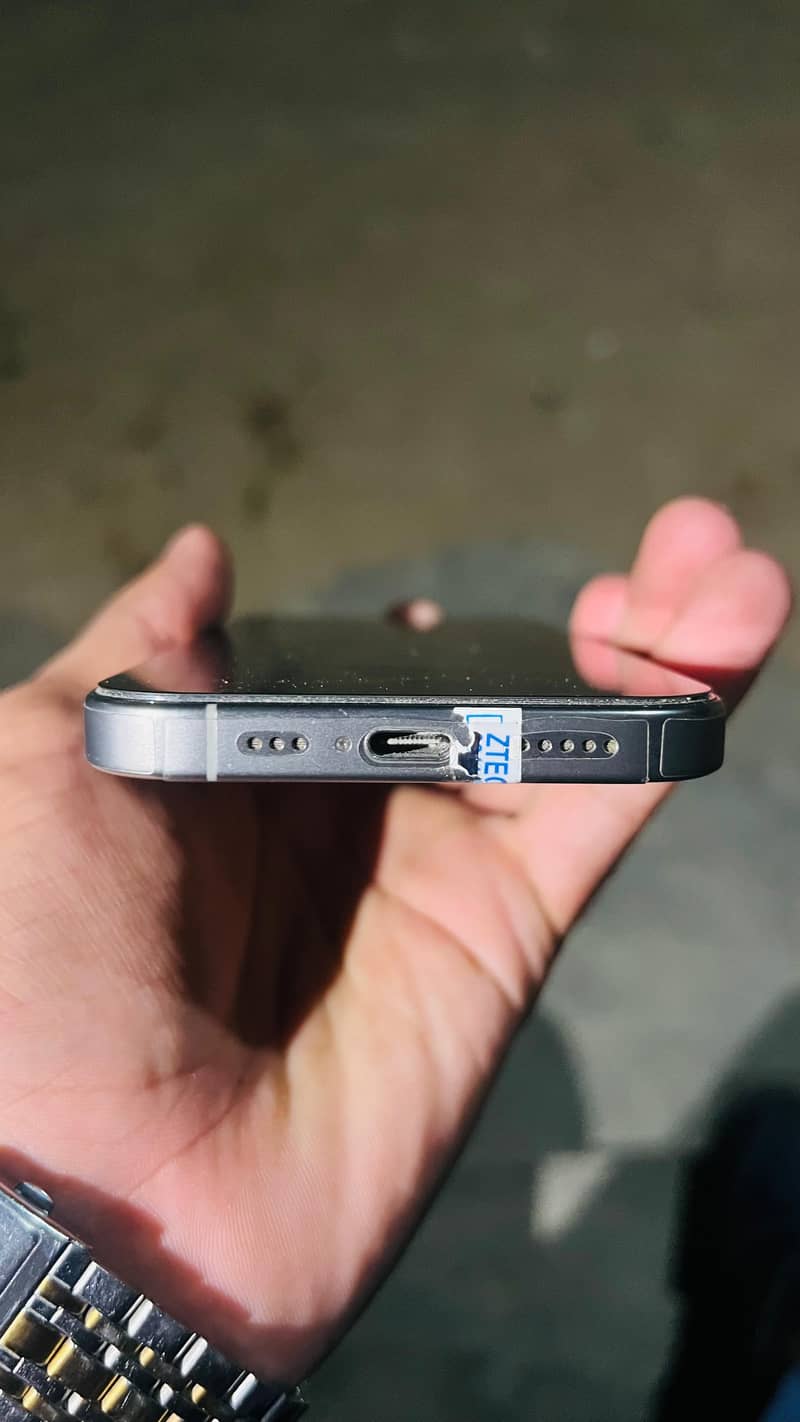 Apple iPhone 16 Pro 3