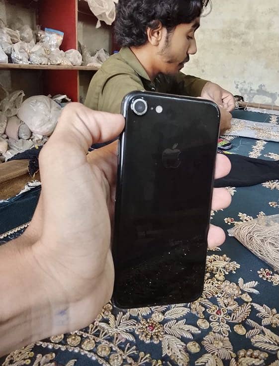 Apple iPhone 7 0
