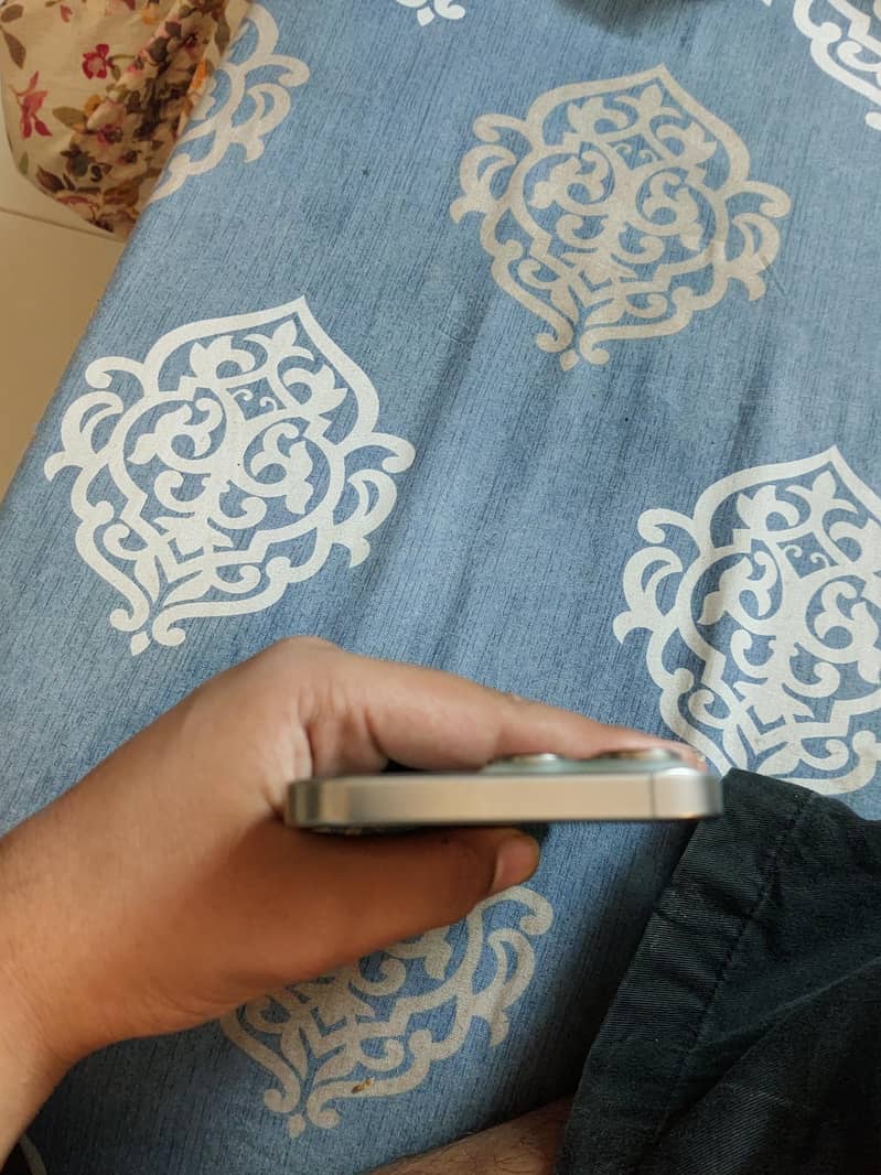 Apple iPhone 16 Pro Max 4