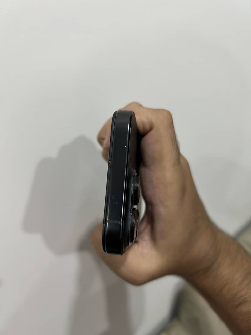 Apple iPhone 16 Pro 3