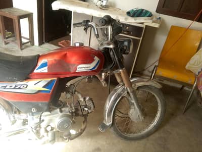Tanki tape yahe he original nahi he Baki dono tyre new he rim bhi ok h