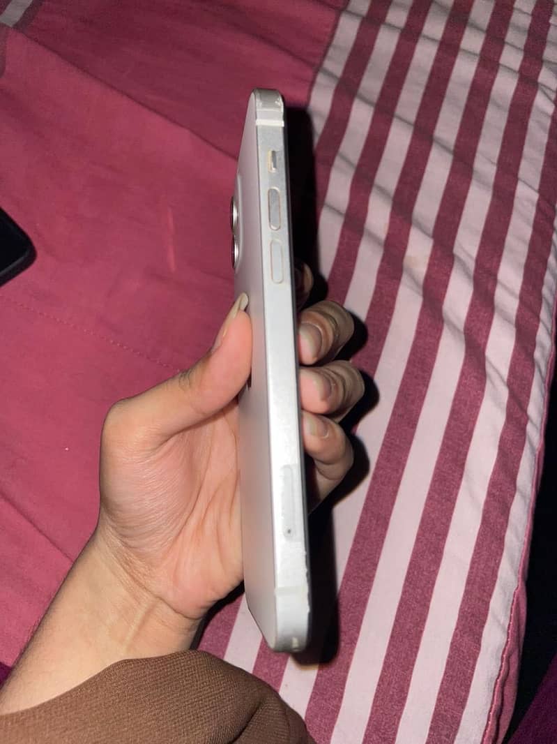 Apple iPhone 12 4