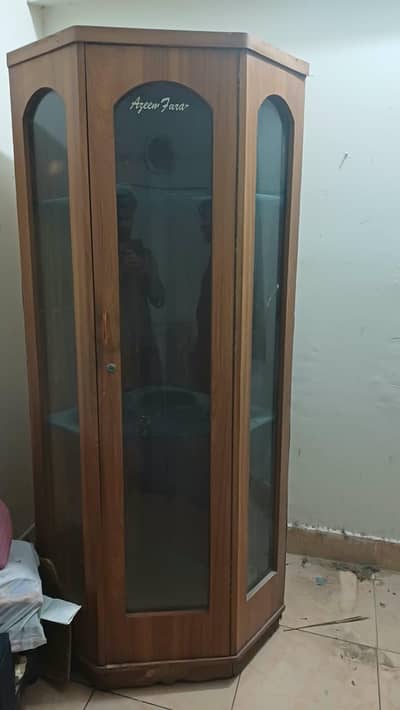 Corner showcase In Good condition