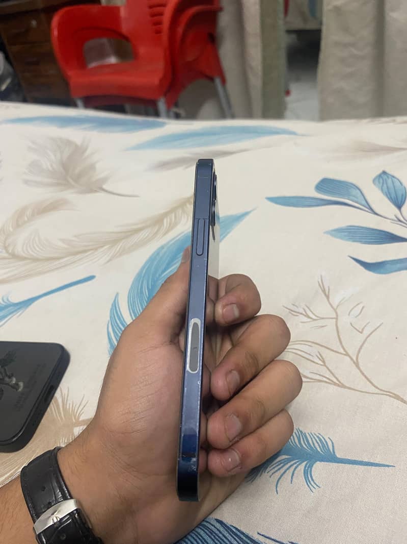 Apple iPhone 12 4