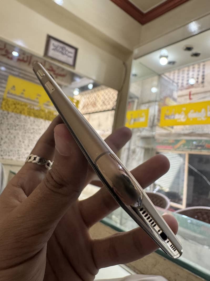 Apple iPhone XS Max 3
