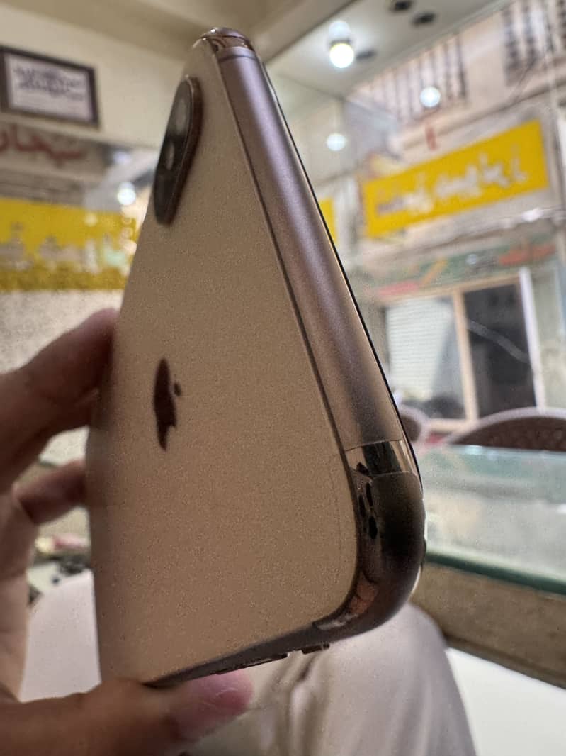 Apple iPhone XS Max 7