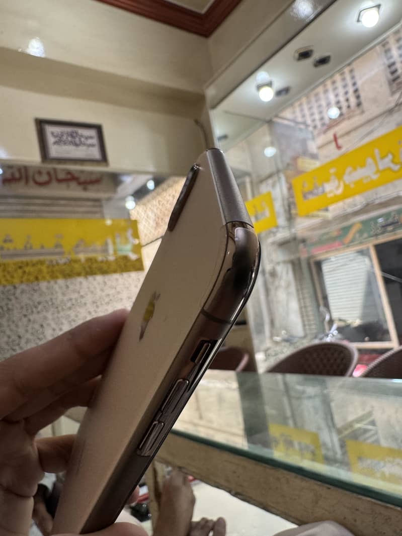 Apple iPhone XS Max 10