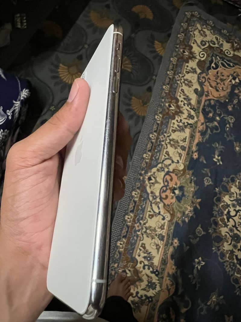 Apple iPhone 11 Pro Max 1